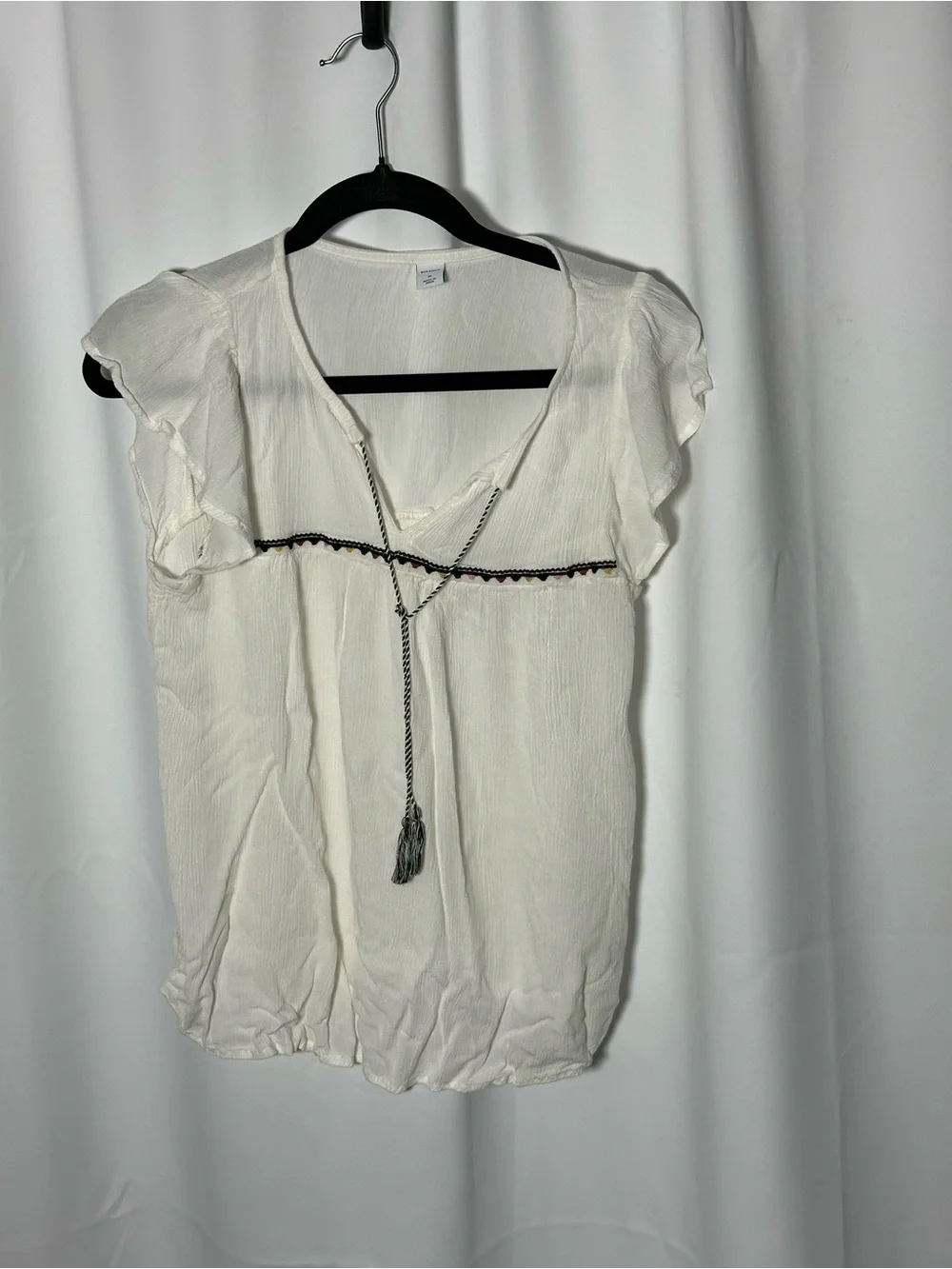 Old navy Women’s Cream Ruffle Sleeve Tie-Front Top